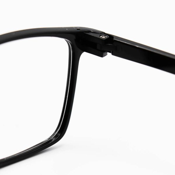 عکس از عینک مطالعه نزدیک بین با لنز بلوکات، فریم مشکی رنگ و مستطیلی شکل مدل tr003