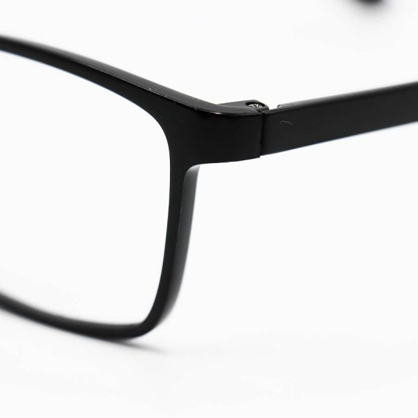 عکس از عینک مطالعه نزدیک بین با لنز بلوکات، فریم مشکی رنگ و مستطیلی شکل مدل tr003