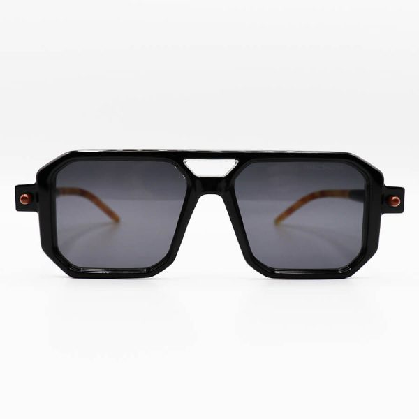 عکس از عینک آفتابی با فریم مشکی رنگ، مربعی شکل، دسته لوله ای و لنز دودی تیره مارک جیکوبز مدل 8709