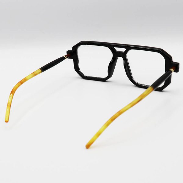 عکس از عینک طبی نقطه ای مشکی رنگ، مربعی شکل، دسته مدادی و لوله ای marc jacobs مدل 8709