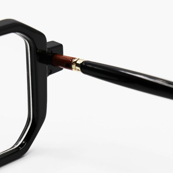عکس از عینک طبی نقطه ای مشکی رنگ، مربعی شکل، دسته مدادی و لوله ای marc jacobs مدل 8709