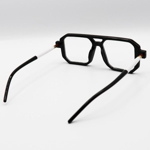 عکس از عینک طبی نقطه ای مشکی رنگ، مربعی شکل، دسته مدادی و لوله ای مارک جیکوبز مدل 8709