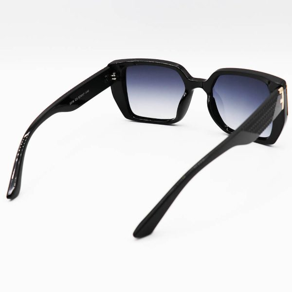 عکس از عینک آفتابی fendi با فریم مشکی رنگ، مربعی شکل، از جنس کائوچو و لنز دودی سایه روشن مدل 3376