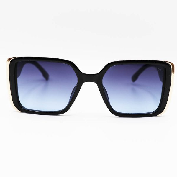 عکس از عینک آفتابی دیور با فریم مشکی رنگ، مربعی شکل، دسته آبی رنگ و لنز دودی سایه روشن مدل m9068