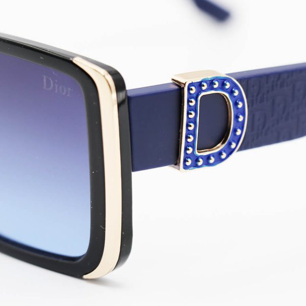 عکس از عینک آفتابی دیور با فریم مشکی رنگ، مربعی شکل، دسته آبی رنگ و لنز دودی سایه روشن مدل m9068