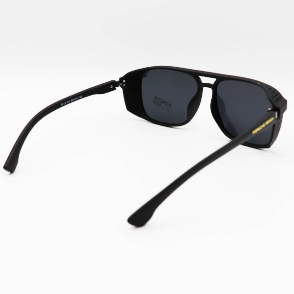 عکس از عینک آفتابی بغل دار با فریم مشکی مات، مربعی شکل و لنز پلاریزه و دودی porsche design مدل p192