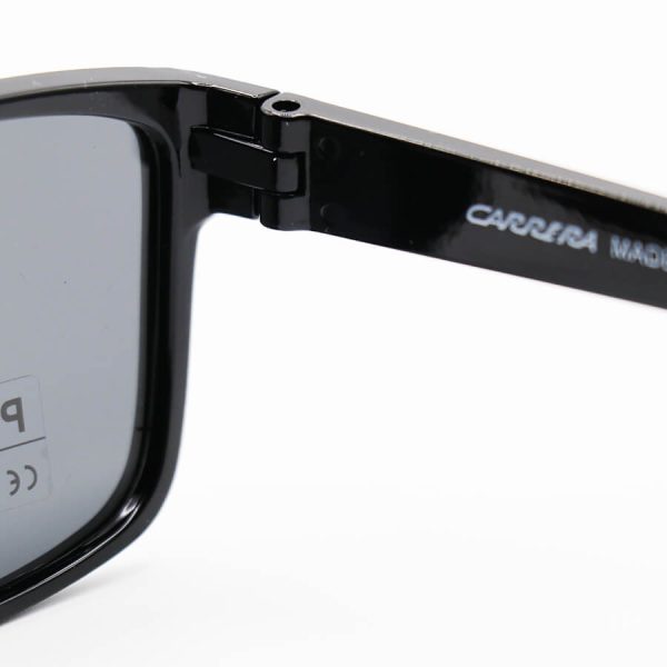 عکس از عینک آفتابی پلاریزه کررا با فریم مربعی شکل، مشکی براق و عدسی دودی تیره مدل 21103