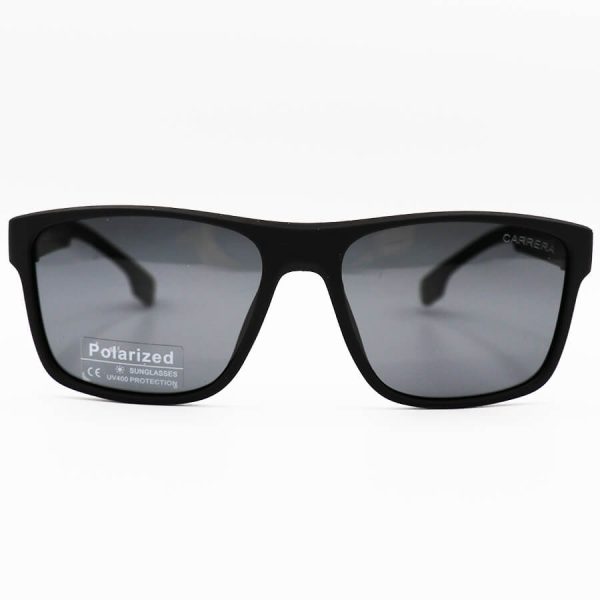 عکس از عینک آفتابی پلاریزه کررا با فریم مربعی شکل، مشکی مات و عدسی دودی تیره مدل 21103