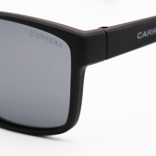 عکس از عینک آفتابی پلاریزه کررا با فریم مربعی شکل، مشکی مات و عدسی دودی تیره مدل 21103