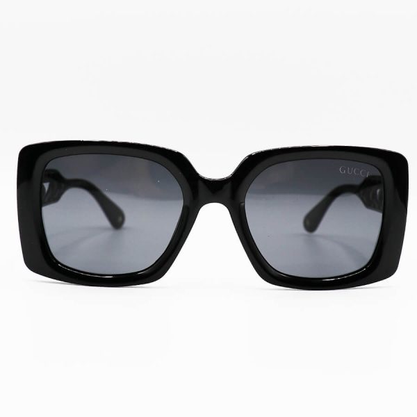 عکس از عینک آفتابی پلاریزه گوچی با فریم مربعی، مشکی رنگ، دسته طرح بافته شده و لنز دودی تیره مدل p5114