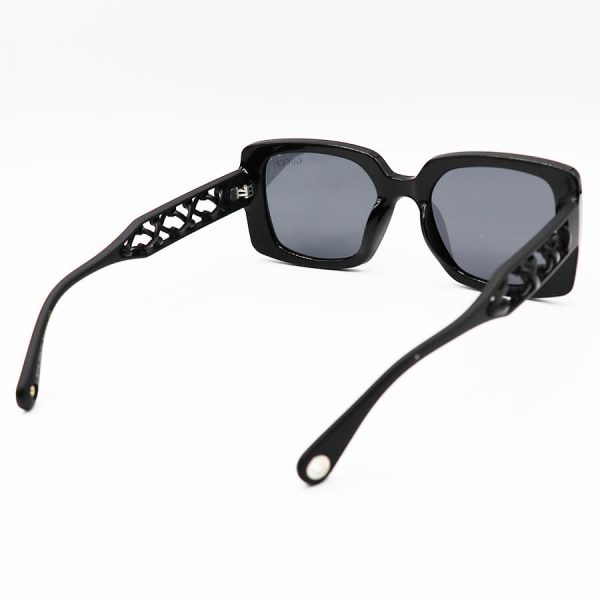 عکس از عینک آفتابی پلاریزه گوچی با فریم مربعی، مشکی رنگ، دسته طرح بافته شده و لنز دودی تیره مدل p5114