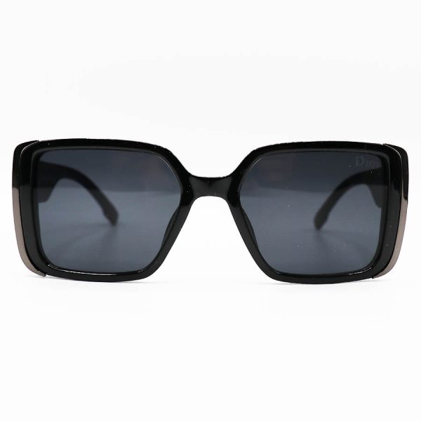 عکس از عینک آفتابی کریستین دیور با فریم مربعی شکل، مشکی رنگ و لنز دودی تیره مدل m9068