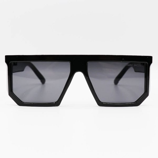 عکس از عینک آفتابی marc jacobs با فریم مربعی شکل، مشکی رنگ و لنز دودی تیره مدل 8789
