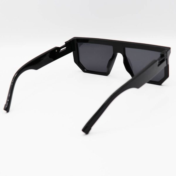 عکس از عینک آفتابی marc jacobs با فریم مربعی شکل، مشکی رنگ و لنز دودی تیره مدل 8789