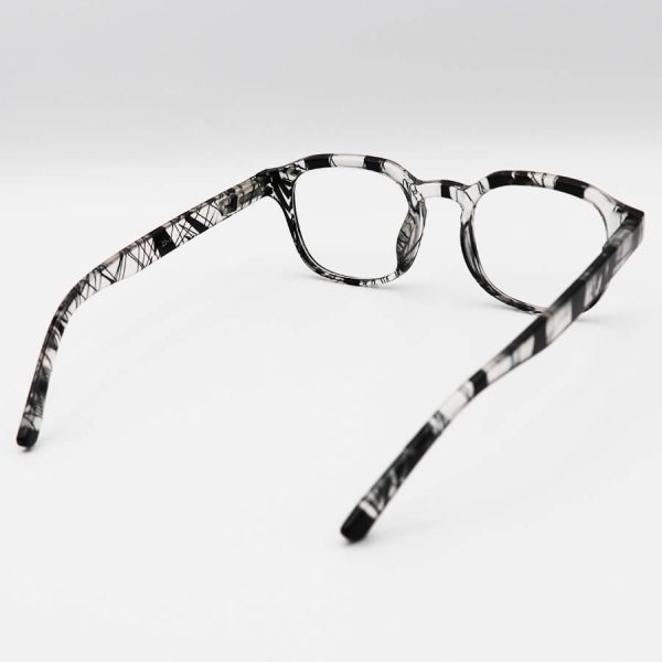 عکس از عینک مطالعه نزدیک بین با فریم مربعی، رنگ مشکی طرح دار و دسته فنری مدل 22-11