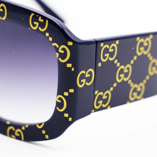 عکس از عینک آفتابی فانتزی با فریم سرمه ای رنگ، مربعی شکل، دسته پهن و لنز دودی هایلایت گوچی مدل 6009