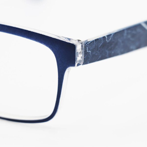 عکس از عینک مطالعه نزدیک بین با فریم مستطیلی، آبی رنگ و دسته طرح دار مدل 18192