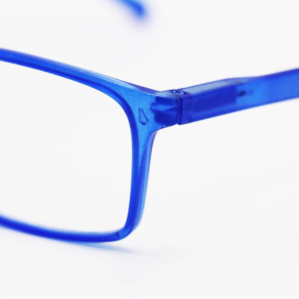 عکس از عینک مطالعه نزدیک بین با فریم آبی رنگ، مستطیلی شکل و دسته فنری مدل 22-12