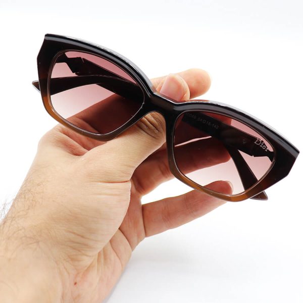 عکس از عینک آفتابی زنانه dior با فریم گربه ای، قهوه ای رنگ و لنز قهوه ای سایه روشن مدل a80049