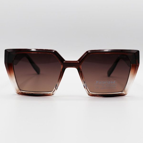 عکس از عینک آفتابی پلاریزه با فریم قهوه ای رنگ، گربه ای شکل و لنز سایه روشن louis vuitton مدل p88005