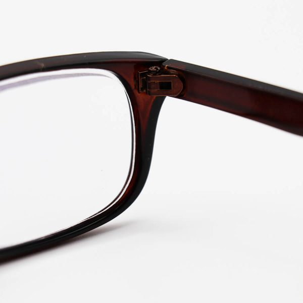 عکس از عینک مطالعه نزدیک بین با لنز بلوکات، فریم قهوه ای رنگ و مستطیلی شکل مدل 110bl