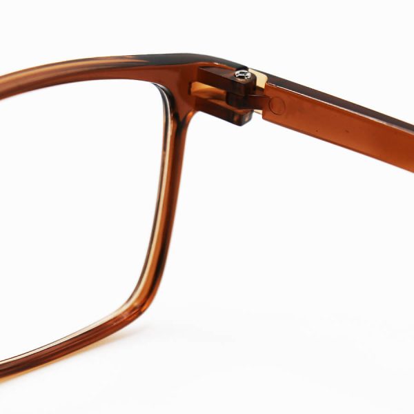عکس از عینک مطالعه نزدیک بین با لنز بلوکات، فریم قهوه ای رنگ و مستطیلی شکل مدل tr003