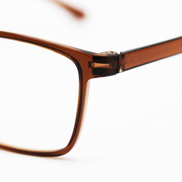 عکس از عینک مطالعه نزدیک بین با لنز بلوکات، فریم قهوه ای رنگ و مستطیلی شکل مدل tr003