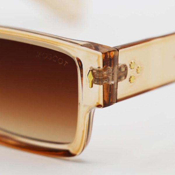 عکس از عینک آفتابی موسکات با فریم مستطیلی شکل، عسلی رنگ و عدسی قهوه ای سایه روشن مدل 6028