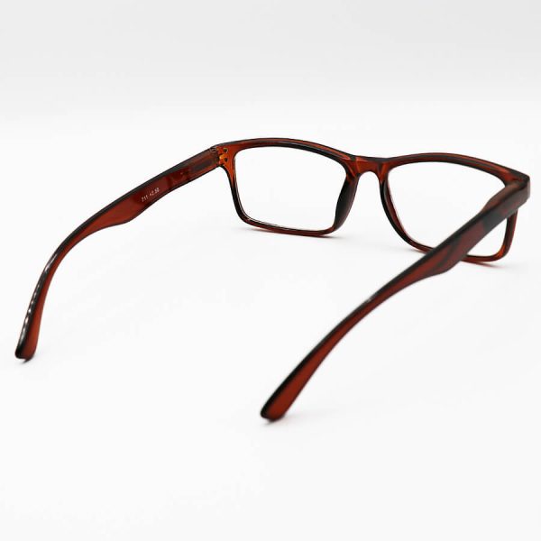 عکس از عینک مطالعه نزدیک بین با عدسی سنگ و شیشه ای، فریم قهوه ای رنگ، مستطیلی و دسته فنری مدل 711