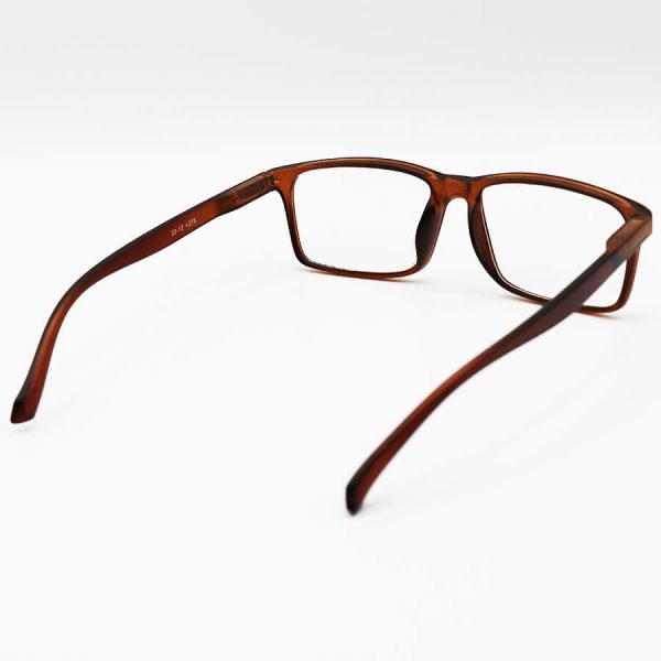 عکس از عینک مطالعه نزدیک بین با فریم قهوه ای رنگ، مستطیلی شکل و لولا فنری مدل 22-12