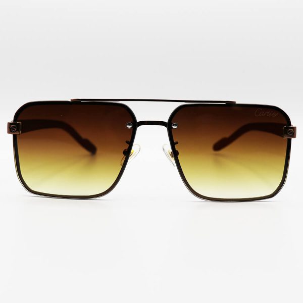 عکس از عینک آفتابی کارتیه با فریم رنگ مسی، مستطیلی شکل، دسته چوبی و لنز قهوه‌ای هایلایت مدل 22046