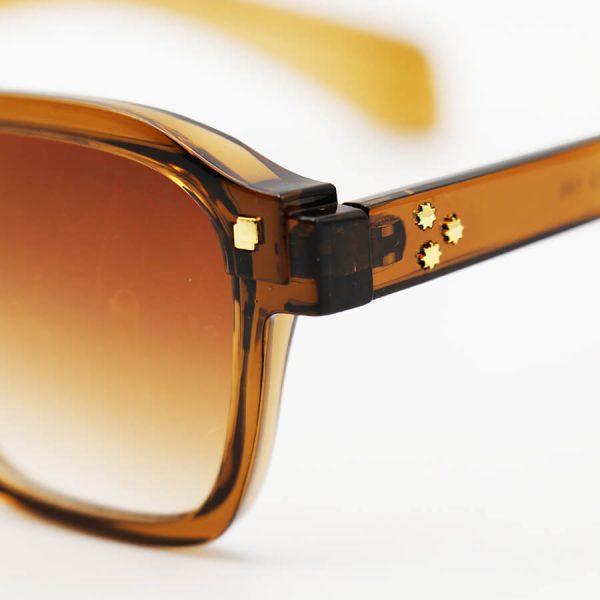 عکس از عینک آفتابی moscot با فریم مربعی شکل، قهوه ای رنگ و عدسی سایه روشن مدل 6030