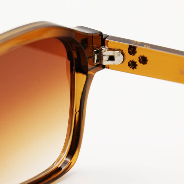 عکس از عینک آفتابی moscot با فریم مربعی شکل، قهوه ای رنگ و عدسی سایه روشن مدل 6030