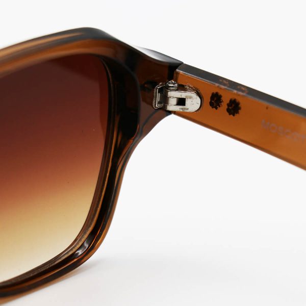 عکس از عینک آفتابی موسکات با فریم مربعی کوچک، قهوه ای رنگ و عدسی قهوه ای هایلایت مدل 6036