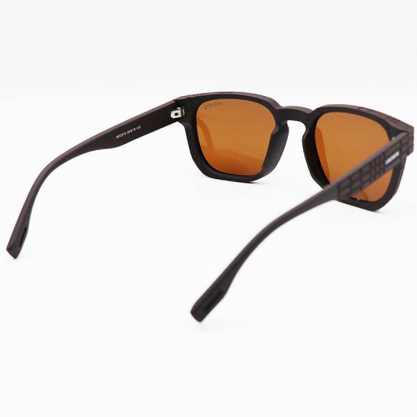 عکس از عینک آفتابی پلاریزه lacoste با فریم مربعی شکل، رنگ قهوه ای مات و عدسی تیره مدل wf2219