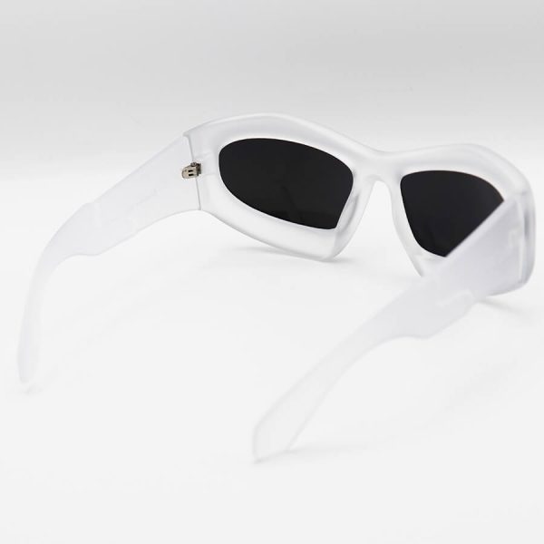 عکس از عینک آفتابی فانتزی با فریم بی رنگ (یخی)، لنز آینه ای، نقره ای رنگ و دسته پهن off-white مدل 6064