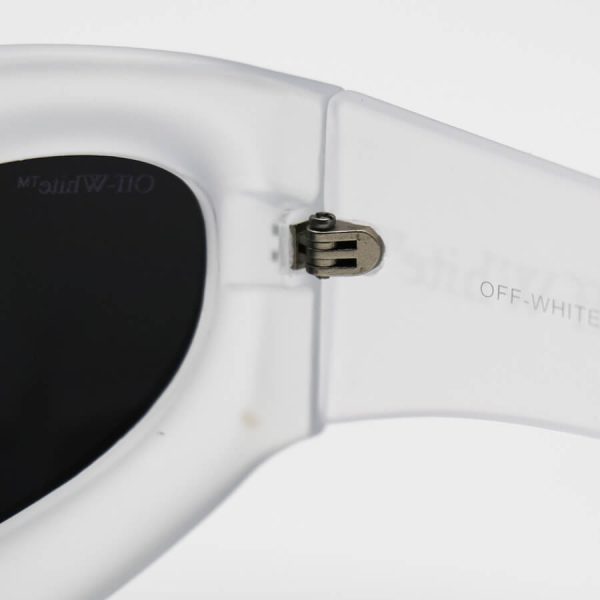 عکس از عینک آفتابی فانتزی با فریم بی رنگ (یخی)، لنز آینه ای، نقره ای رنگ و دسته پهن off-white مدل 6064