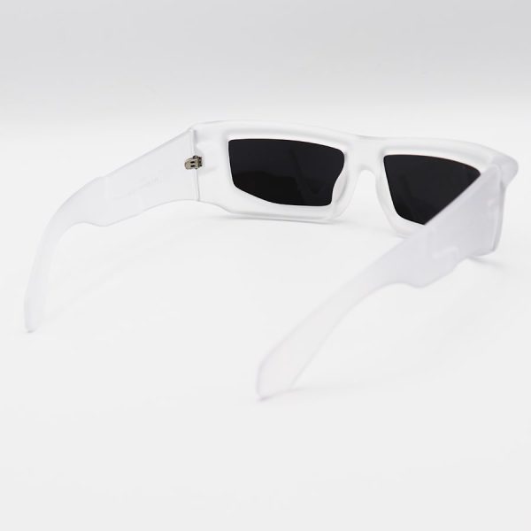 عکس از عینک آفتابی آف وایت فانتزی با فریم بی رنگ (یخی)، مستطیلی و لنز آینه‌ای و نقره ای مدل 6125