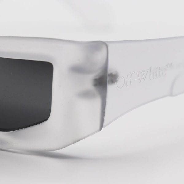 عکس از عینک آفتابی آف وایت فانتزی با فریم بی رنگ (یخی)، مستطیلی و لنز آینه‌ای و نقره ای مدل 6125