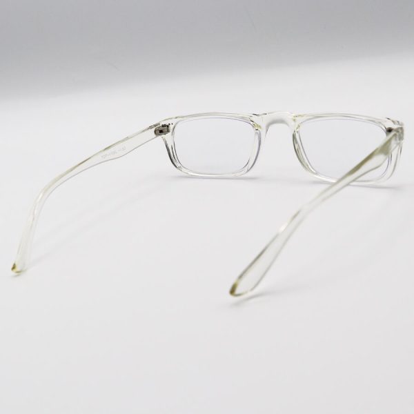 عکس از عینک مطالعه نزدیک بین با لنز بلوکات، فریم بی رنگ، شفاف و مستطیلی شکل مدل 110bl