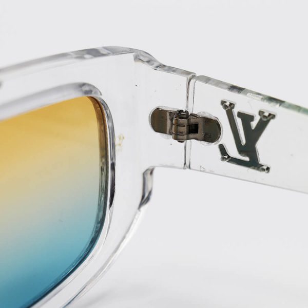 عکس از عینک آفتابی مستطیلی lv با فریم شفاف، دسته چند رنگ، پل نقره ای و لنز دو رنگ هایلایت مدل 8835
