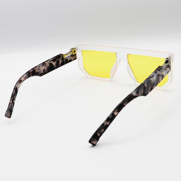 عکس از عینک شب marc jacobs با فریم مربعی شکل، سفید رنگ، دسته طرح دار و لنز زرد رنگ مدل 8789