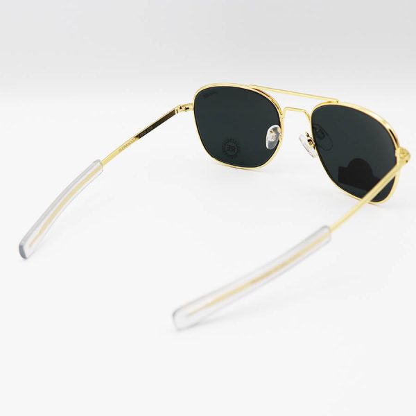 عکس از عینک آفتابی کلاسیک راندولف با فریم طلایی رنگ، عدسی شیشه ای و رنگ دودی تیره مدل s56
