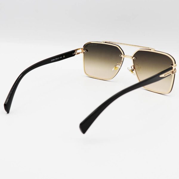 عکس از عینک آفتابی طلایی میباخ با فریم چندضلعی، دسته مشکی و لنز قهوه ای سایه روشن مدل 22384