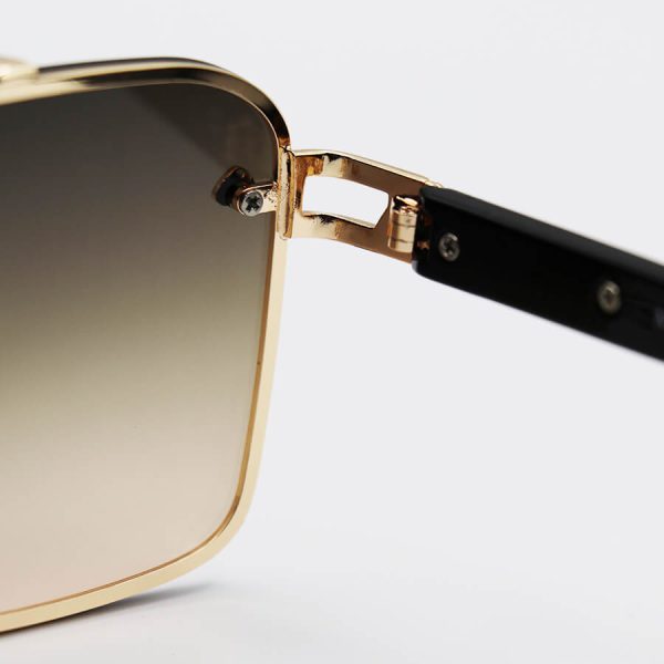 عکس از عینک آفتابی طلایی میباخ با فریم چندضلعی، دسته مشکی و لنز قهوه ای سایه روشن مدل 22384