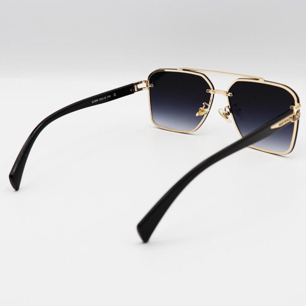 عکس از عینک آفتابی maybach با فریم طلایی، شکل هندسی، دسته مشکی و لنز دودی هایلایت مدل 22384