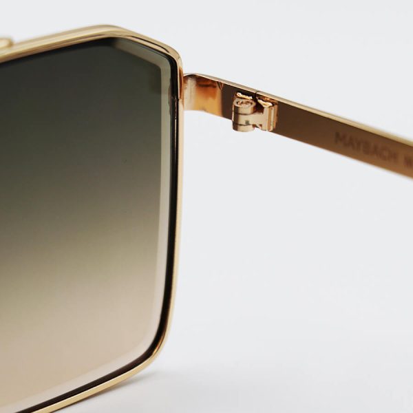 عکس از عینک آفتابی لاکچری با فریم طلایی، چند ضلعی و لنز قهوه ای سایه روشن maybach مدل 22402