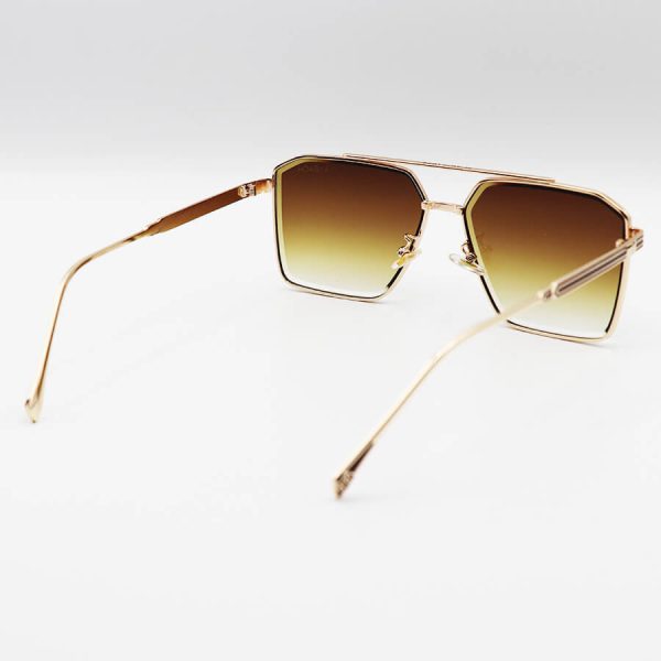 عکس از عینک آفتابی میباخ با فریم طلایی رنگ، شکل چند ضلعی و لنز قهوه ای سایه روشن مدل 22402