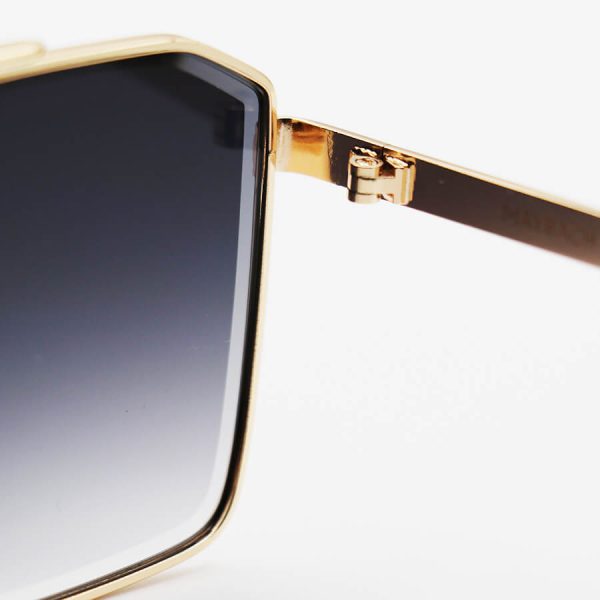 عکس از عینک آفتابی طلایی رنگ maybach با فریم چندضلعی، از جنس فلزی و لنز دودی هایلایت مدل 22402