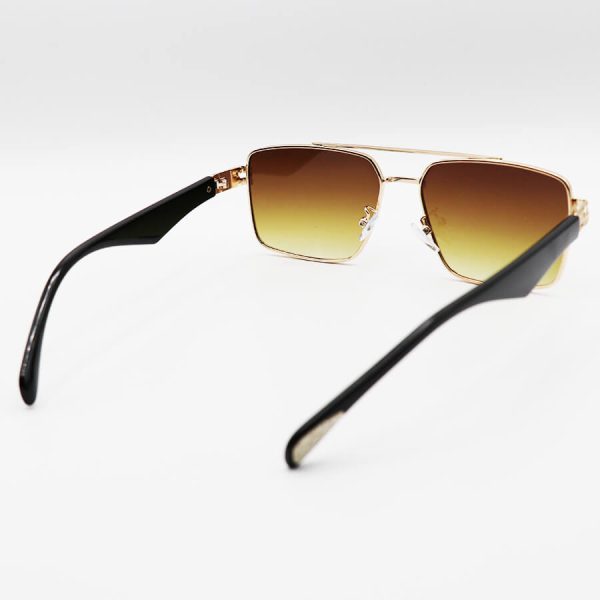 عکس از عینک آفتابی میباخ طلایی رنگ با فریم مستطیلی شکل و لنز قهوه ای سایه روشن مدل 2324